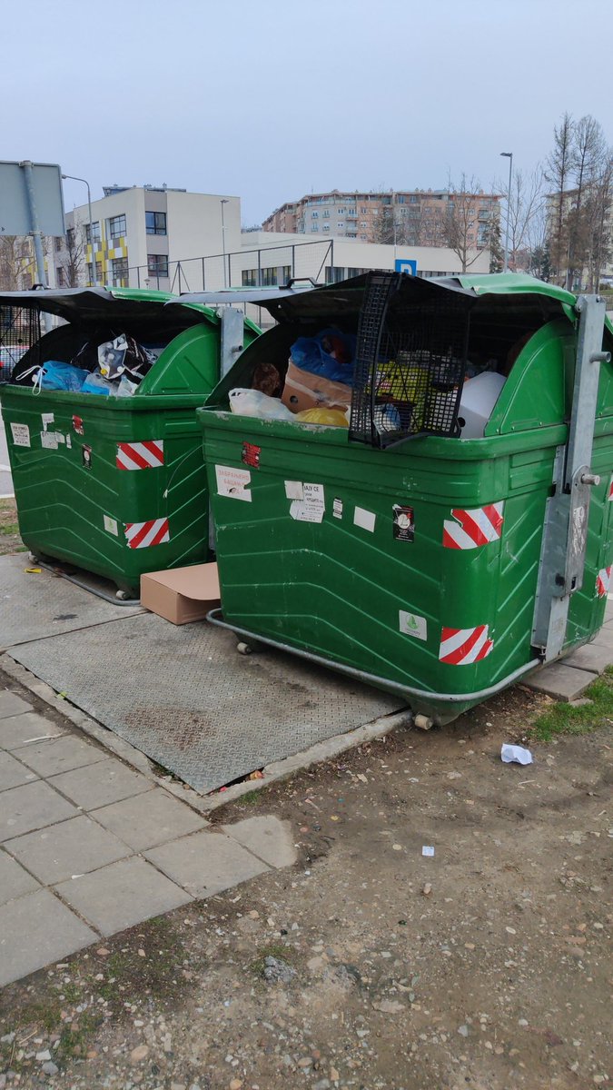 nikolam990's tweet photo. @prijavi_problem Na oba kontejnera ne rade podizači. Kontejneri se nalaze u Generala Štefanika 5 u Stepi https://t.co/B2a7sijA14