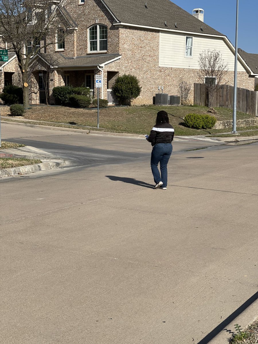 BatCrackin24sev's tweet image. Grassroots campaigning in our neighborhoods! Families are spring cleaning, picnicking on the front lawn, playing catch, riding bikes... you name it. Most are aware of the advocacy and service Jamia Hall and Dr. Jared Williams bring to our neighborhoods. Real people 👊🏾🧩📈