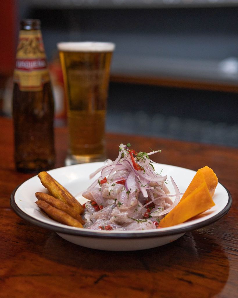 SargentPimienta's tweet image. Sargenteros ¿ya probaron los platos de @depotamare? Les presentamos este ceviche norteño, que te espera para darle sabor a tu sábado desde temprano. Acompáñalo con una @cusquenaperu o el trago de tu preferencia 🐟🍺

#SargentoDPTM 
#ElSueñoContinúa 
#45añosrocanroleando