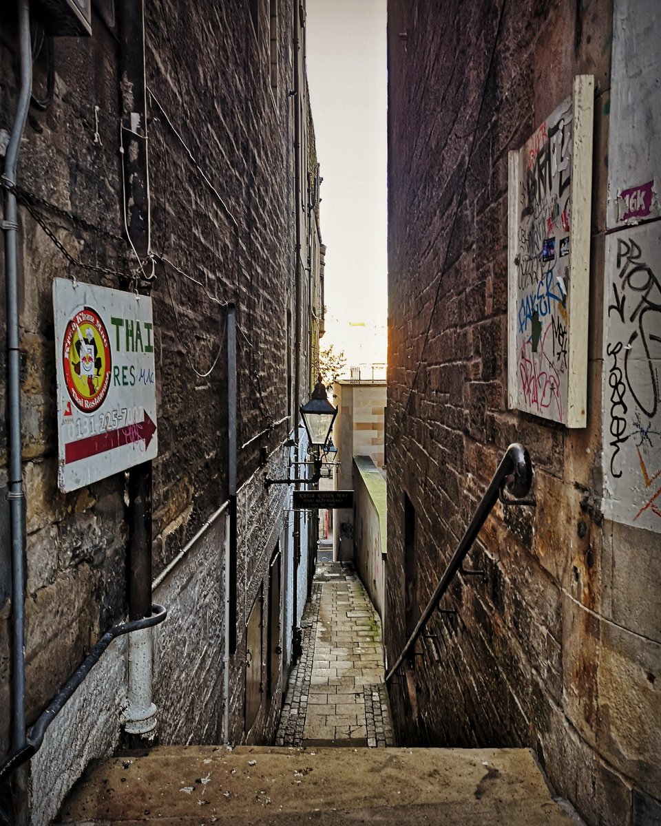 Cockburn Street in Edinburgh
#edinburgh #Scotland #streetphotography #architecture #alleyway #streetshot #shopfront #uk #edinburghstreets #photography #photooftheday #photo