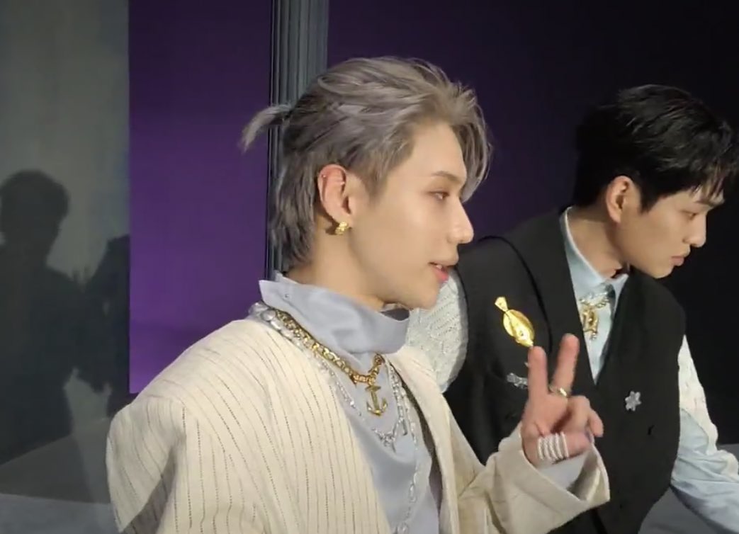 ltm____archives's tweet photo. HIS CUTE PONYTAIL OMG I CANT BREATHE https://t.co/XOK5EJUICF