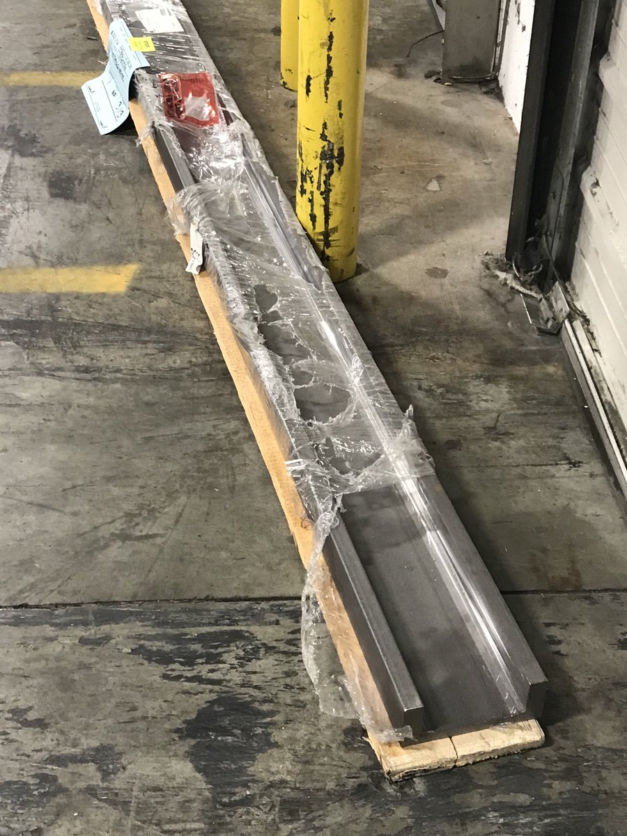 Elite_Logistics's tweet photo. How not to ship something oversized ! This is asking for damages to happen . #value https://t.co/kf6yoGZOuJ