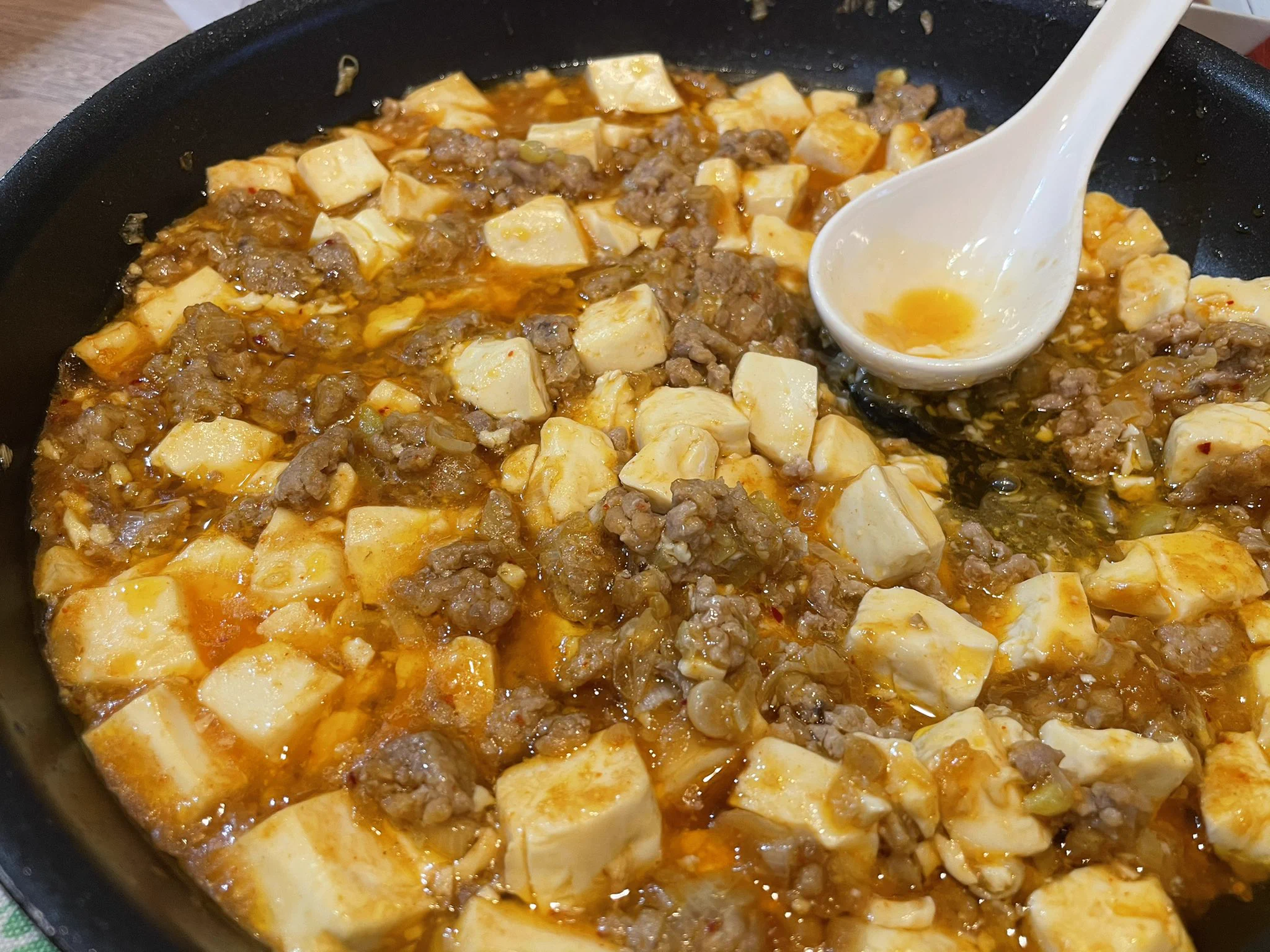 レシピ通りに作ったら本当に（何故か）麻婆豆腐が出来上がった。そして美味かった。凄い。ラー油は家になかったのでヤンニョムをティースプーン1回分ぐらい入れたら、いい感じに子供も食べられる辛味が付いた。  