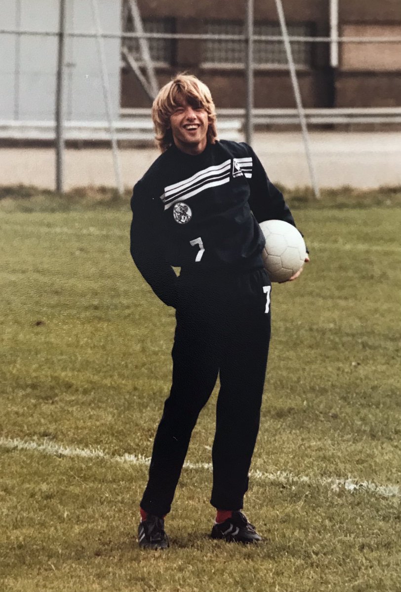 MarcovanHarn's tweet photo. #happy60thbirthday to @AFCAjax #legend Jesper Olsen 🎉👏🏼 🥳
“De Vlo” was a great player and very friendly guy during his time at #Ajax already 40 years ago! Cheers mate! 🍻
#ajax #ajaxamsterdam #danishdynamite #DeVlo #jesperolsen #denmark #ajaxlegend #manunited #manchesterunited https://t.co/9ynzN6QJS0