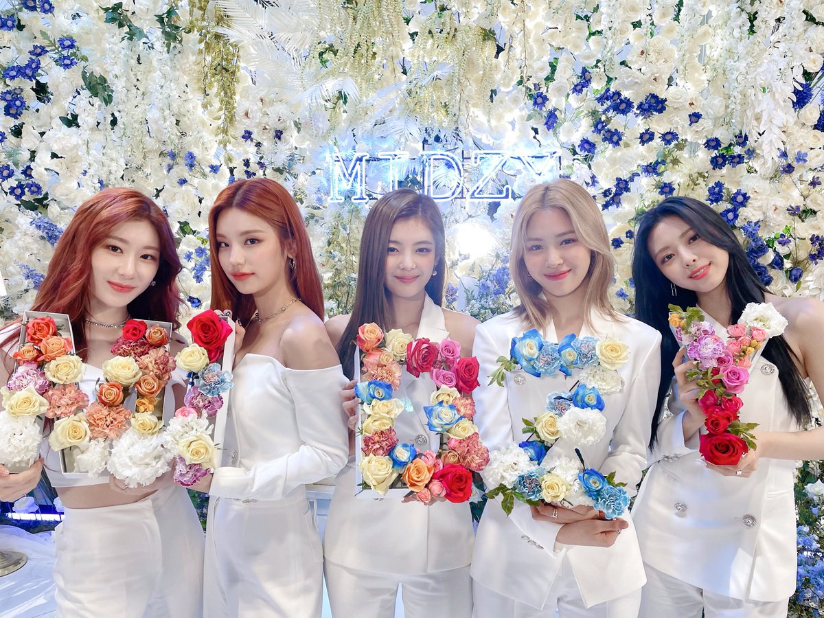 ITZYofficial's tweet photo. [ #FANPARTYLIVE ]
MIDZY, you always trust me❤
What a gift you give the trust that you show me🎁

Don't worry, okay?

✨https://t.co/KdIrp5Eq7N
✨https://t.co/3A4fGTaZ84
✨https://t.co/qBKVJBIzGI

#ITZY #있지 @ITZYofficial
#MIDZY #믿지
#ITZY_MIDZY
#믿지챌린지
#MIDZY_Challenge https://t.co/aDd0ieWIqQ