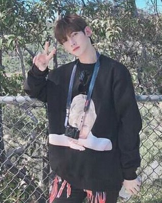 yeosang pls wear these pants again <a href="/ATEEZofficial/">ATEEZ(에이티즈)</a> i’m asking you kindly these pants are so cool