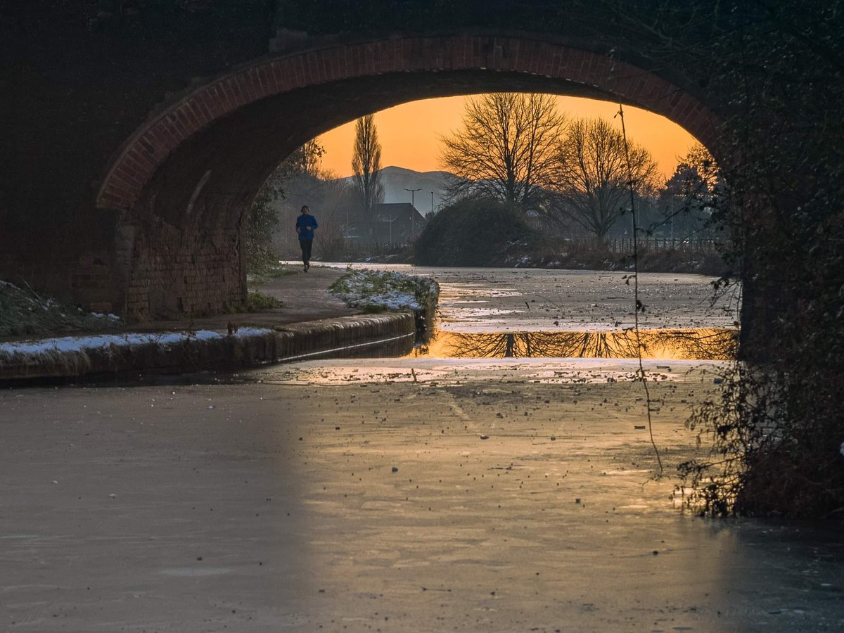 🌟The winner of our Worcester in Winter photography competition has been chosen! 🌟 Congratulations to Barry Pierce for his beautiful image of a jogger running by the canal 🏃🏼‍♀️📸 Thank you so much to everyone who entered 🧡 @ace_national #WorcestershireHour