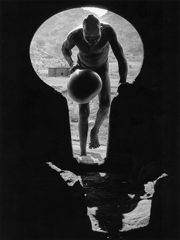 IconicImagesNet's tweet photo. A man entering a Nuba house in the Korongo Jebels (mountains), Kardofan, 1949.
#Photography by #GeorgeRodger : https://t.co/ebZiKGCSwO https://t.co/q80GqujMWe