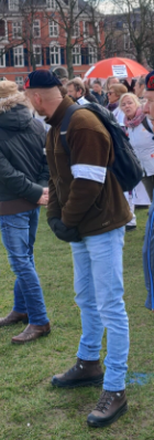 coronapraat's tweet photo. Deze geitenbreier staat op elke #Museumplein foto. Geloof me, die gaat het einde van de middag niet halen. https://t.co/cAqfMm8Hi0