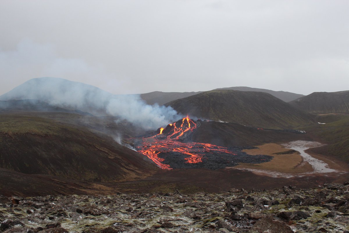 Litakóðinn fyrir flug yfir eldstöðina nærri Fagradalsfjalli hefur verið lækkaður niður í appelsínugulan. Það þýðir að eldgos er í gangi, þó með lítilli eða engri öskuframleiðslu. Flug hefur verið samkvæmt áætlun síðan gosið hófst. bit.ly/3s6wj2e