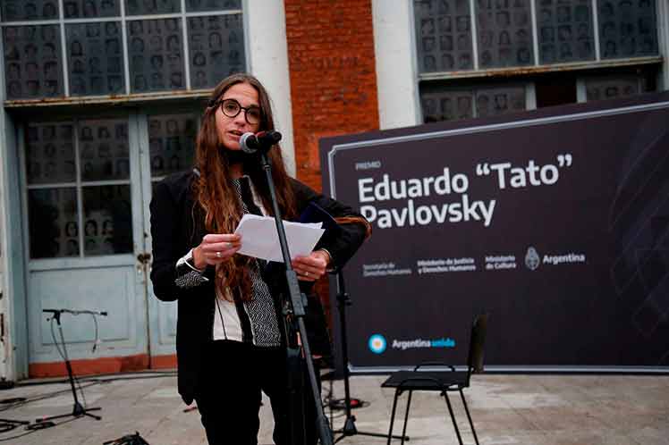 Figuras argentinas como los actores #CeciliaRoth y #VíctorLaplace recibieron el premio #EduardoTatoPavlovsky que distingue a artistas víctimas del #terrorismo de #Estado y defensores de #derechos ciudadanos. 

🧐Lea en #PrensaLatina 
➡️ bit.ly/391xp7P