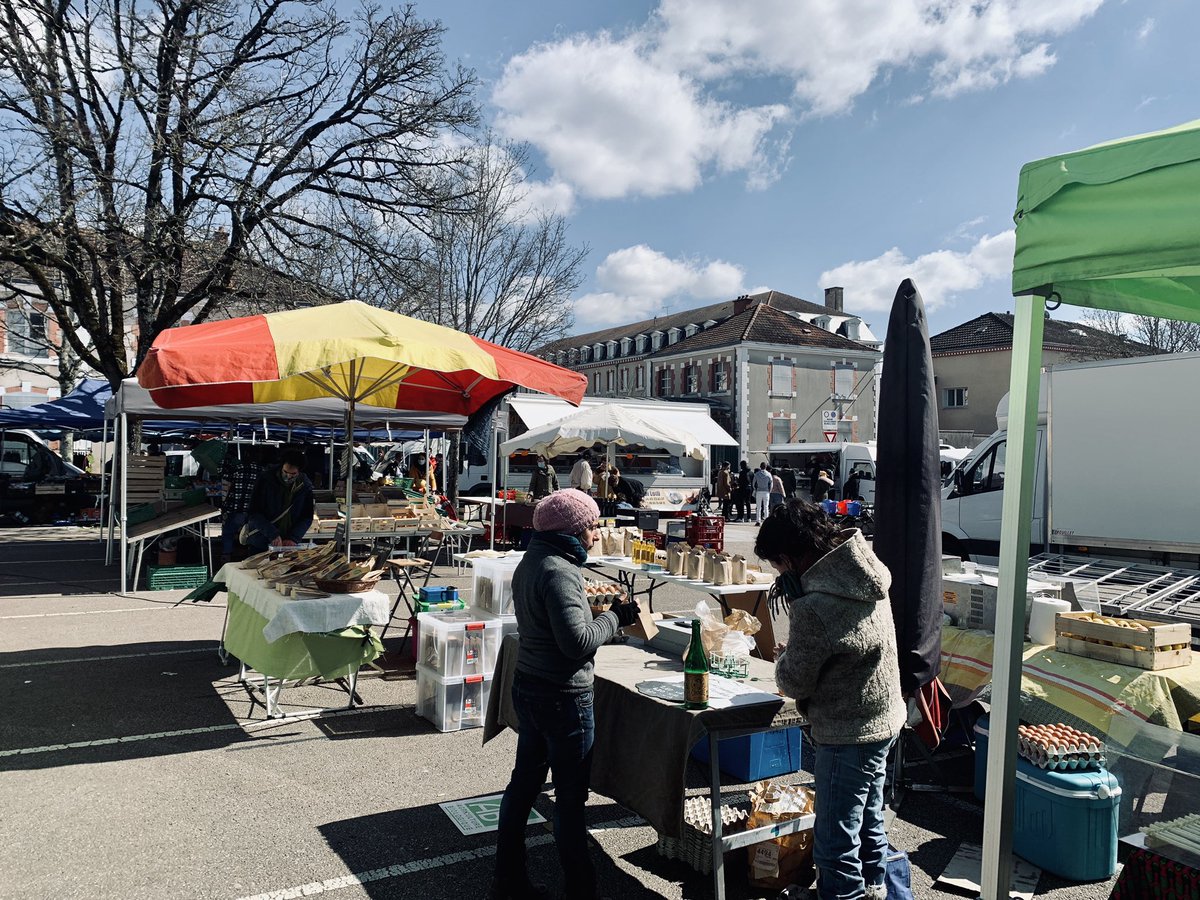 Jour de marché à #Marceau sous le regard complice du #Batiment25 qui attend sagement son heure... #TiersLieu #Limoges