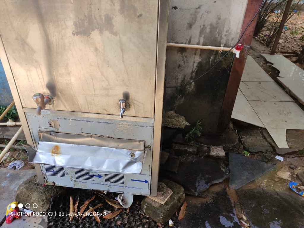 TejaSimhaReddy3's tweet photo. Who call these as facilities....Instead of this , we could have slept on the roads and utilised natural sources for our calls ! What’s the need of giving these ?? #nocompromise #rguktongoleiiit @naralokesh sir...being in opposition, you should ask about these 🤕 https://t.co/nZas2585k1