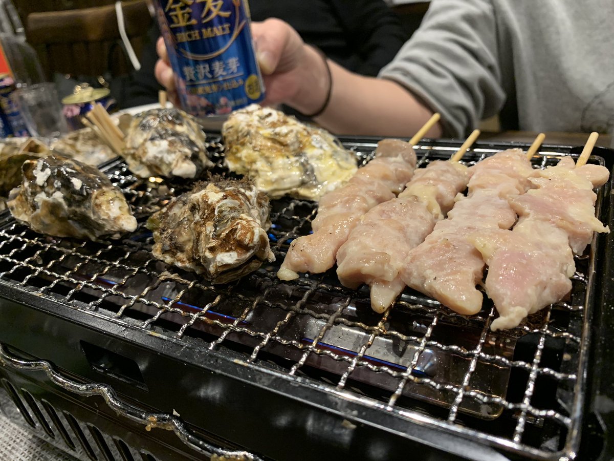 ミニオン V Twitter 今日の夜ご飯 ４勤頑張ったご褒美に海鮮浜焼き ホンビノス 牡蠣 オマケに 焼き鳥ぃー そしてぃっも飲んでる金麦 マジで焼き牡蠣ぅまぃ 家 酒 浜焼き 焼き鳥 磯焼き 炉端焼き ご褒美 T Co