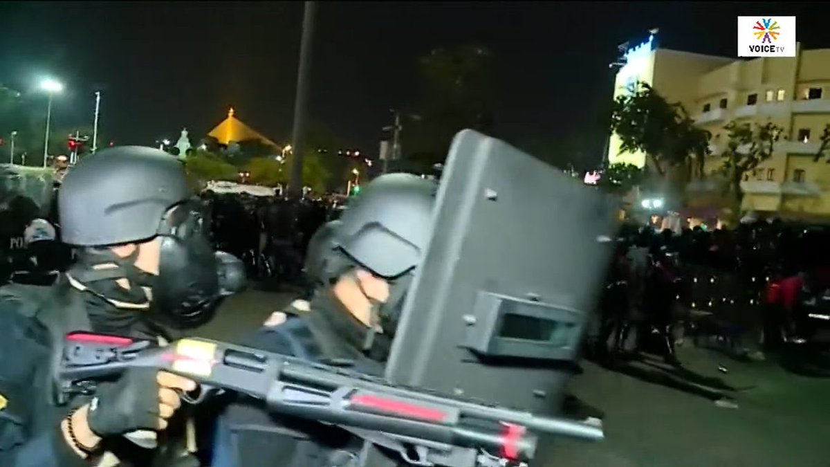 ก็คือโง่เดินเข้ารัศมีกล้องพอดีอ่ะนะ ชัดๆเลยว่ามีการใช้ปืนอ่ะ #ม็อบ20มีนา