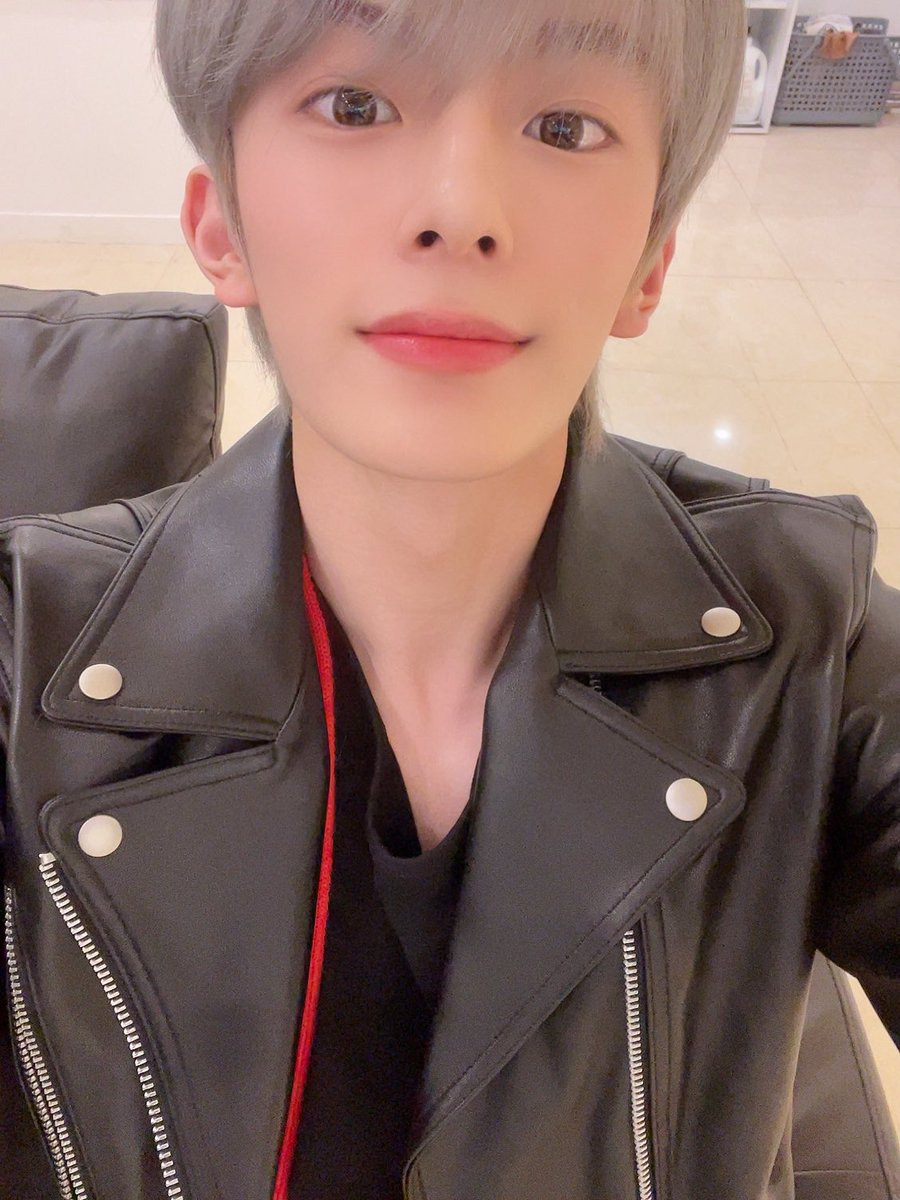 KangminFrance's tweet photo. | ✏ | TWITTER 14.03.21

Moi aussi je suis un cadeau hh
Encore plus doux que le chocolat~

#VERIVERY #VERRER #💜🤍 https://t.co/DI45tURbER