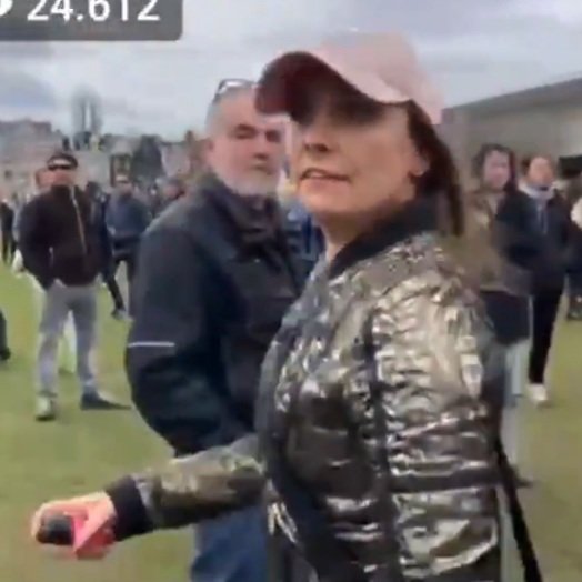CGkwek's tweet photo. #Museumplein
Vrouw spuiten met peperspray in de demonstranten. Wie is deze vrouw? https://t.co/8rQ09o6G2R