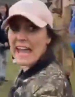 CGkwek's tweet photo. #Museumplein
Vrouw spuiten met peperspray in de demonstranten. Wie is deze vrouw? https://t.co/8rQ09o6G2R