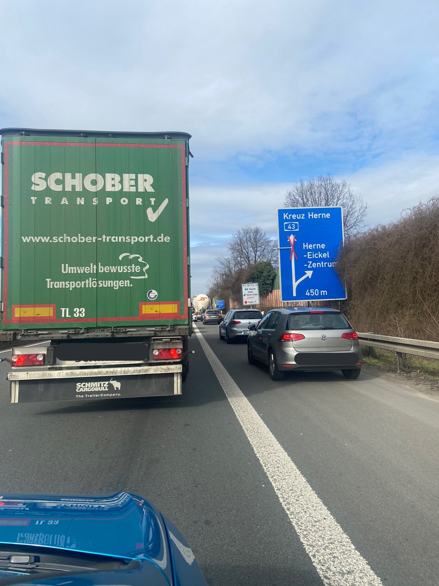marldo's tweet photo. Hallo @polizei_nrw_bo , neues Verkehrskonzept auf der A43? Alle fahren kreuz-quer und der Standstreifen wird als Fahrspur genutzt !? Schreit nach Unfall ... https://t.co/beqOw1Tpow