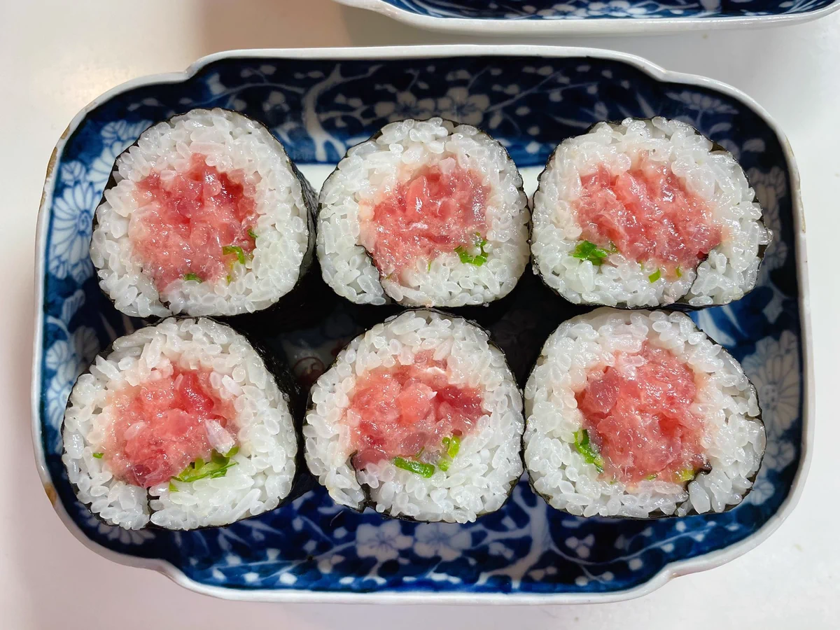 巻き簾が無くても大丈夫？！巻き寿司はラップでも作れちゃう！