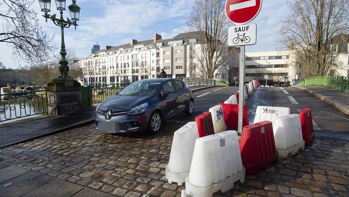 FUB_fr's tweet image. 🚧Après le Pont-de-Pierre de Bordeaux, soutenons @PAVelo_Nantes pour la réouverture du pont🌉 St-Mihiel uniquement aux piétons🚶‍♀️🚶 et cyclistes🚲. 
Disons non✋à 5⃣0⃣ % d’espace gaspillé pour moins de 🔟% des flux!
#Pontàdefendre