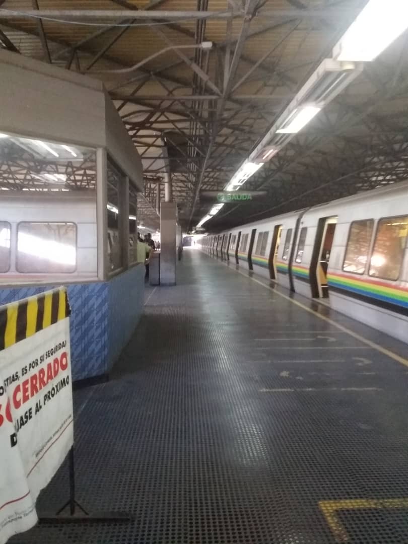 #20Mar Sé que esta información puede causar malestar a algunos (muy pocos): Operaciones de <a href="/metro_caracas/">Compañía Anónima Metro de Caracas</a> hasta las 9:20am sin novedad (fotos del día, no montajes)... A buen entendedor, pocas palabras!

Clase trabajadora venezolana en Batalla y VICTORIA!