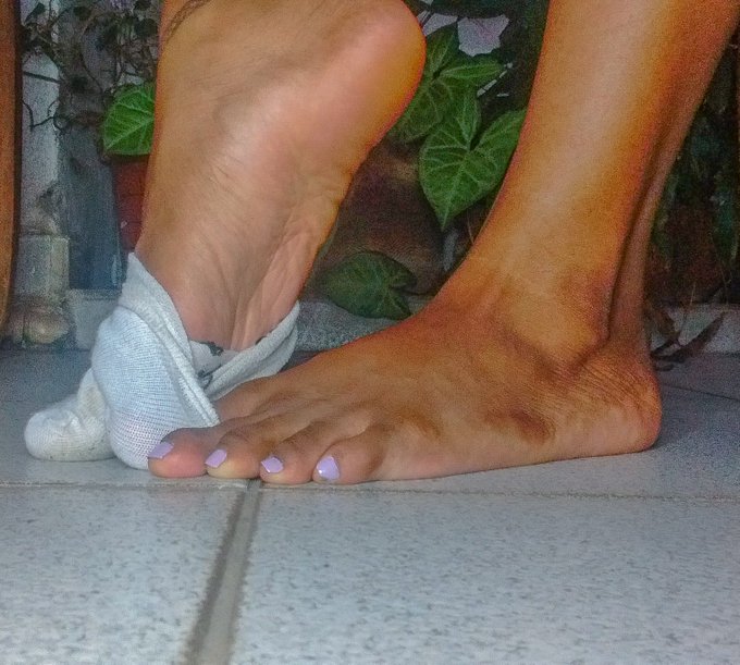 Cad&ecirc; os capachos que gostam de chul&eacute;? Sua rainha quer esfregar essa meia suja na sua cara.  #stinkyfeet<a href="/tag/stinkyfeet"class="tags"><span>#stinkyfeet</span></a><a href="/tag/stinkysocks"class="tags"><span>#stinkysocks</span></a><a href="/tag/chule"class="tags"><span>#chule</span></a>