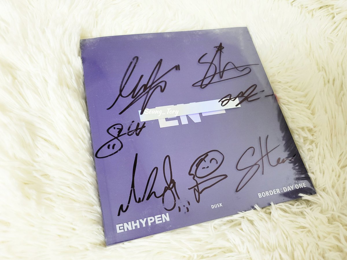 BamBi_NuNa's tweet photo. 비주얼캠 ENHYPEN 당첨으로 온 '싸인CD'💜
싸인한지는 오래된듯😎 그래도 무사히 도착해서 
넘나 감사해요~ 사랑합니다 엠NET💜
그리고 포카는 제이와 성훈이💜
희승아~ 이번에도 안왔구낭😎 담엔 꼭 만나자💜 https://t.co/QWArAAcLuu