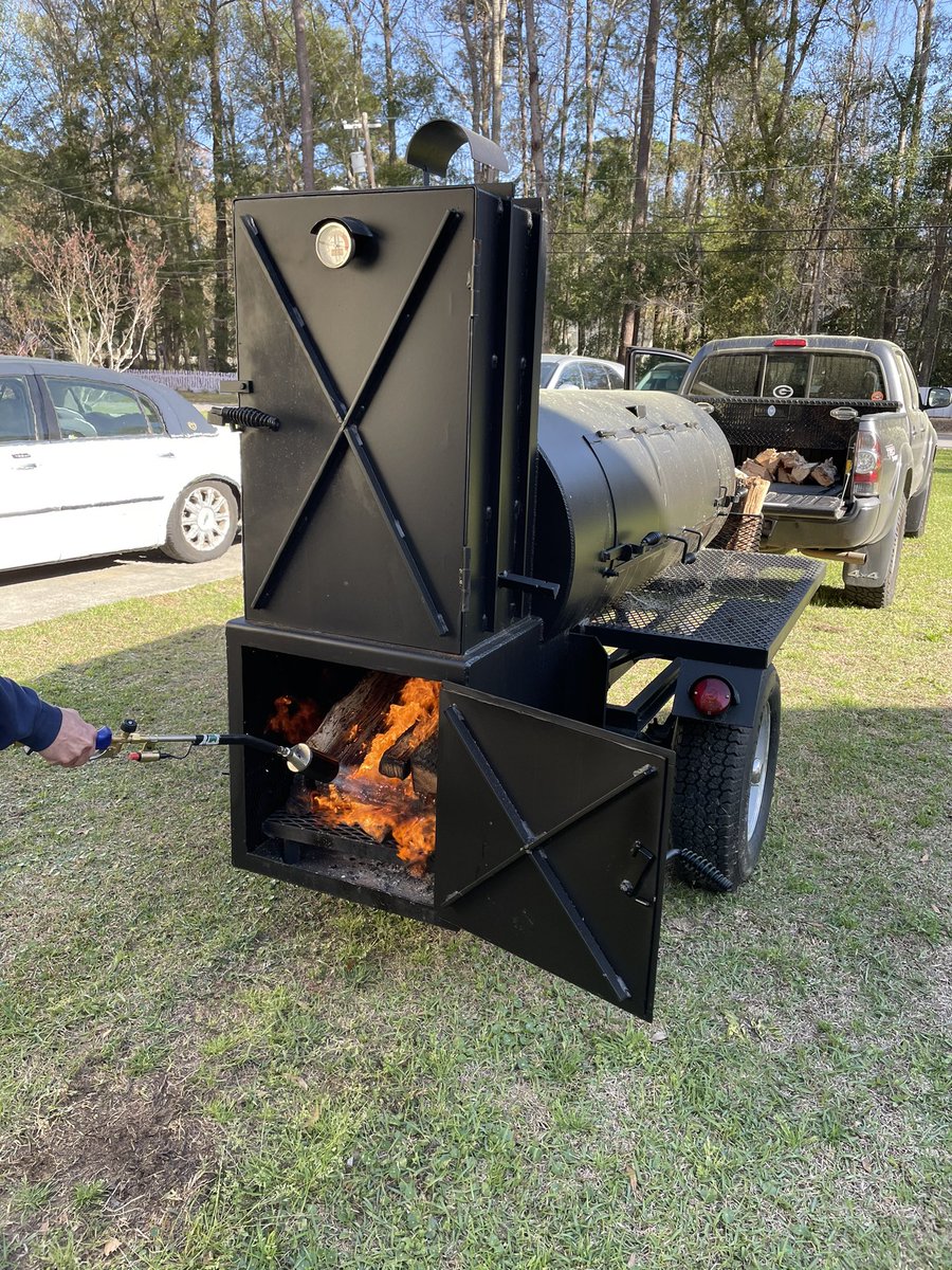 BrianGardnerDev's tweet photo. It’s about to be a tasty day down here in South Georgia. #smokingtime #meatdevs https://t.co/fLcq4FsbGh