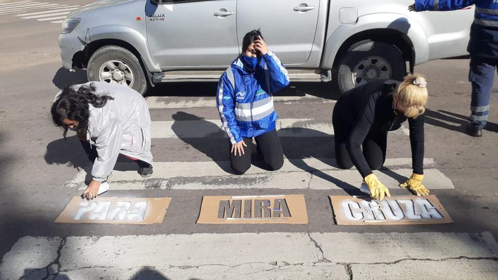 ▶️18 de Marzo◀️
DÍA DE LA SEGURIDAD PEATONAL.🚶‍♂️🚶‍♀️
Acción de concientizacion para actores del tránsito, tanto peatones como conductores.

Trabajo de Control Transito, en conjunto con estrellas amarillas y ong plataforma sustentabilidad integrar.

EN LA VÍA PUBLICA NO TE DISTRAIGAS