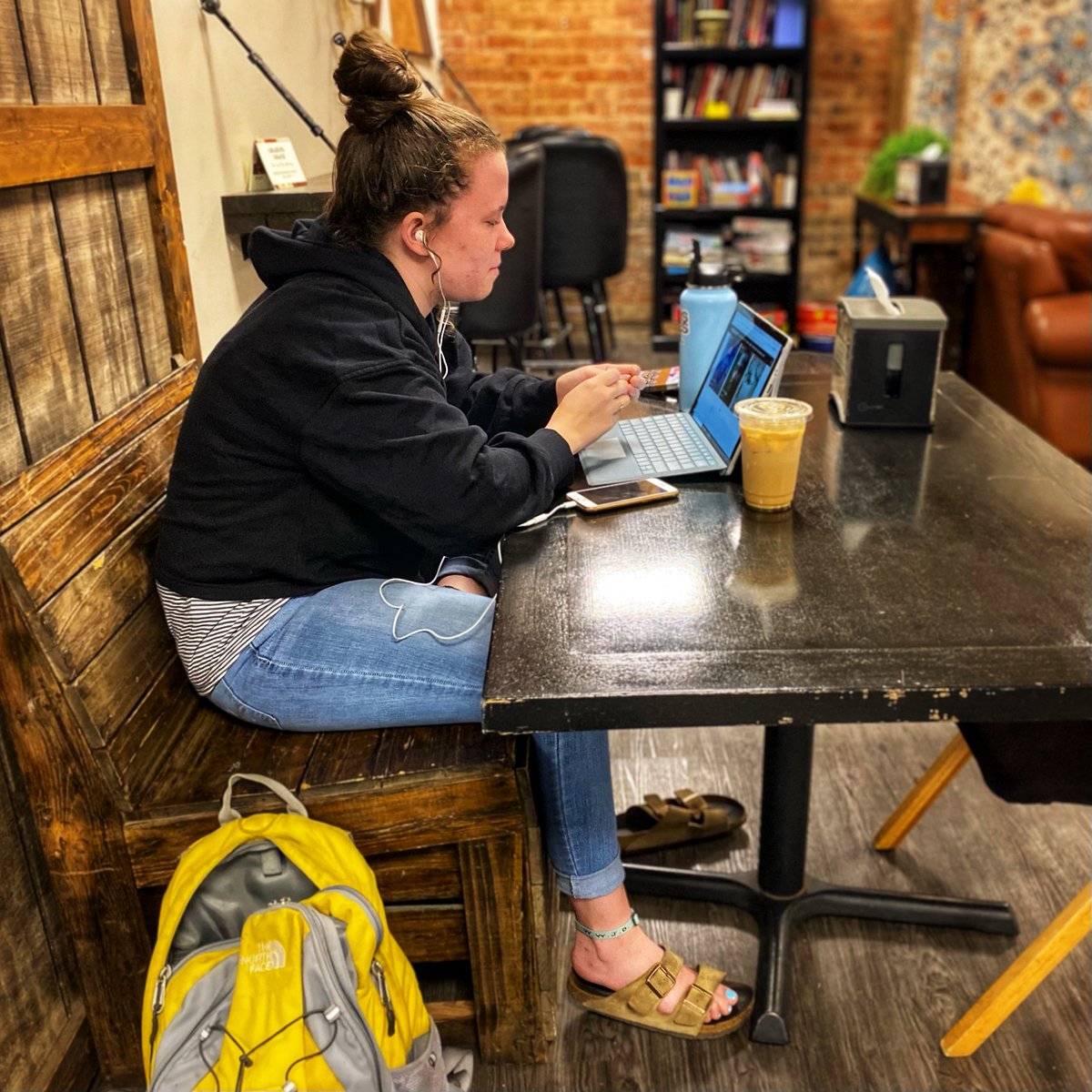 What should you do on a Saturday afternoon? Stop by Zera Coffee, of course! Grab a drink and find a spot to work on your homework, knock out a project, or just hang out with your friends. #studentlife #studytime #studyspot #zeracoffee #icedcoffee #crunchtime #backpacksandbaristas