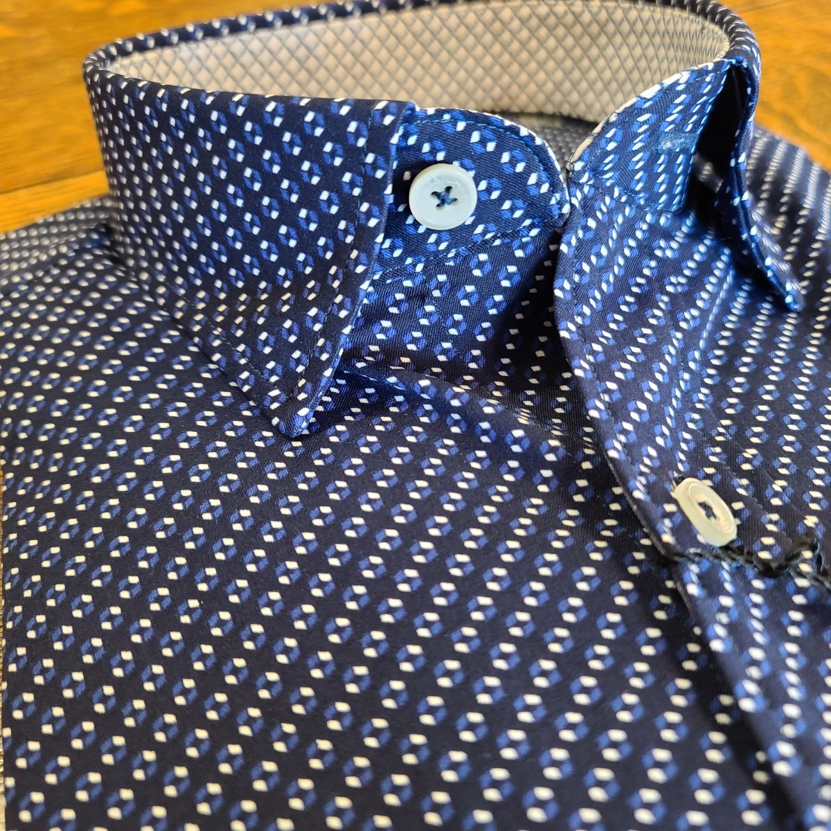 CarltonsRB's tweet photo. NEW - @Bugatchi_ S21. Out to dinner is once again a special occasion...dress up and have more fun! Under a suit or sportcoat. With jeans #beachstyle #rehoboth #bestofde #bugatchi #curate #shopsmall #community https://t.co/ROAMtpnLiq