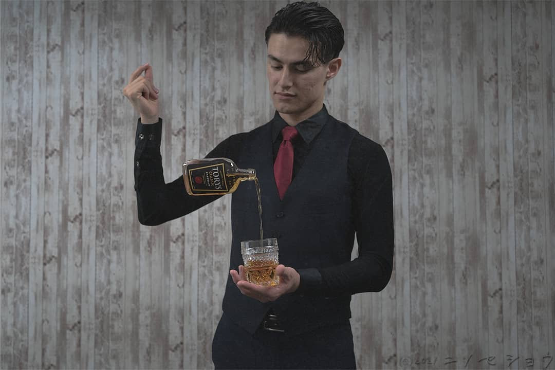 helio_rex_music's tweet photo. Photo: @shoninose_photo
Model: @heliorex_music
ウィスキーはいかが?
#model #whiskey #menshairstyles #whiskeylover #mensfashion #mixedmodel #shorthairstyle #ファッションコーデ #メンズコーディネート #トリスウィスキー #ファッションモデル #サロモ #ハーフモデル #メンズモデル https://t.co/upL6lvTcxq
