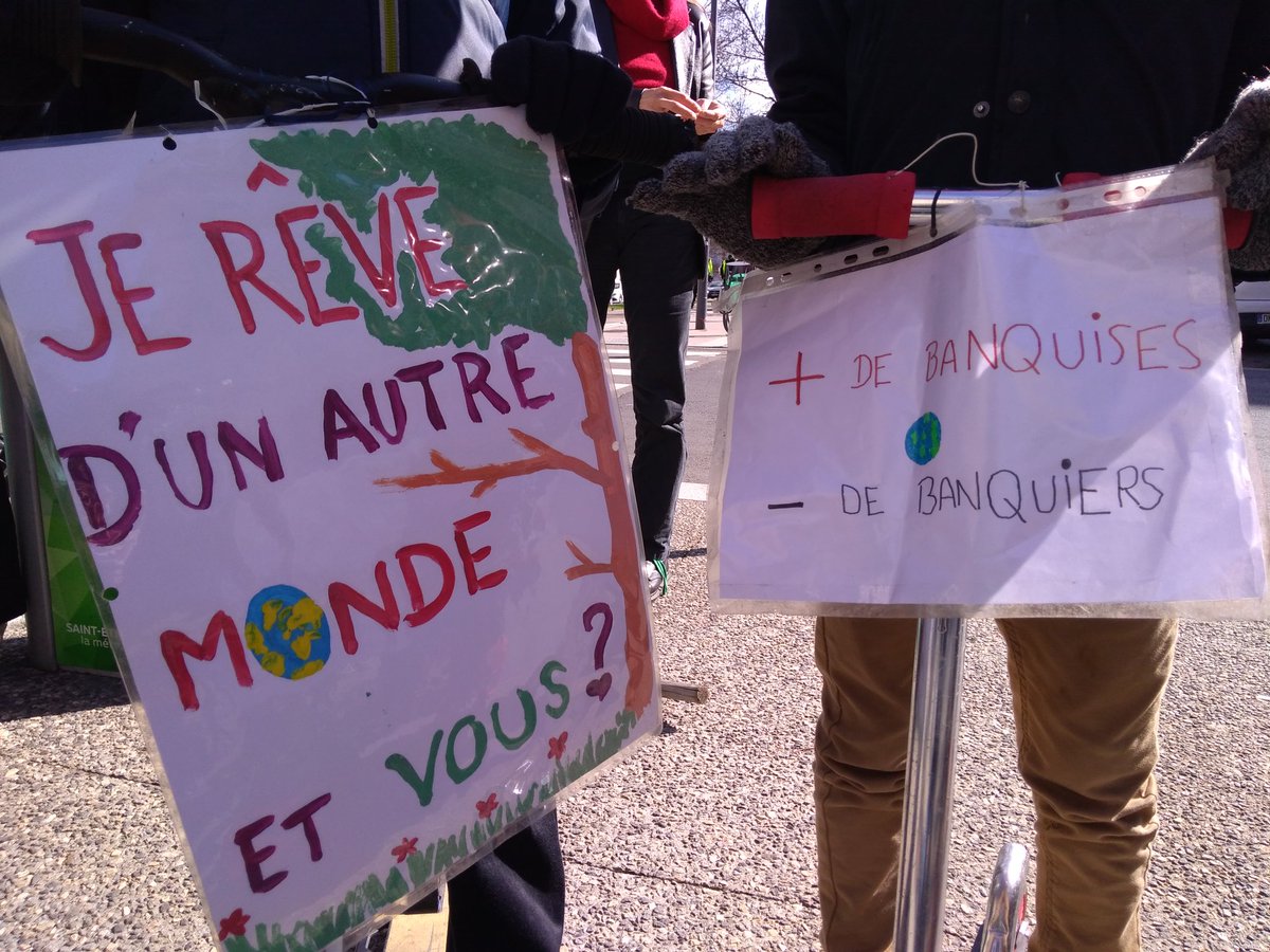 icisaintetienne's tweet photo. Dans le viseur des manifestants : la loi #Climat du gouvernement. Mais la manifestation stéphanoise fait aussi place à des revendications sociales. https://t.co/rCEjONhX37