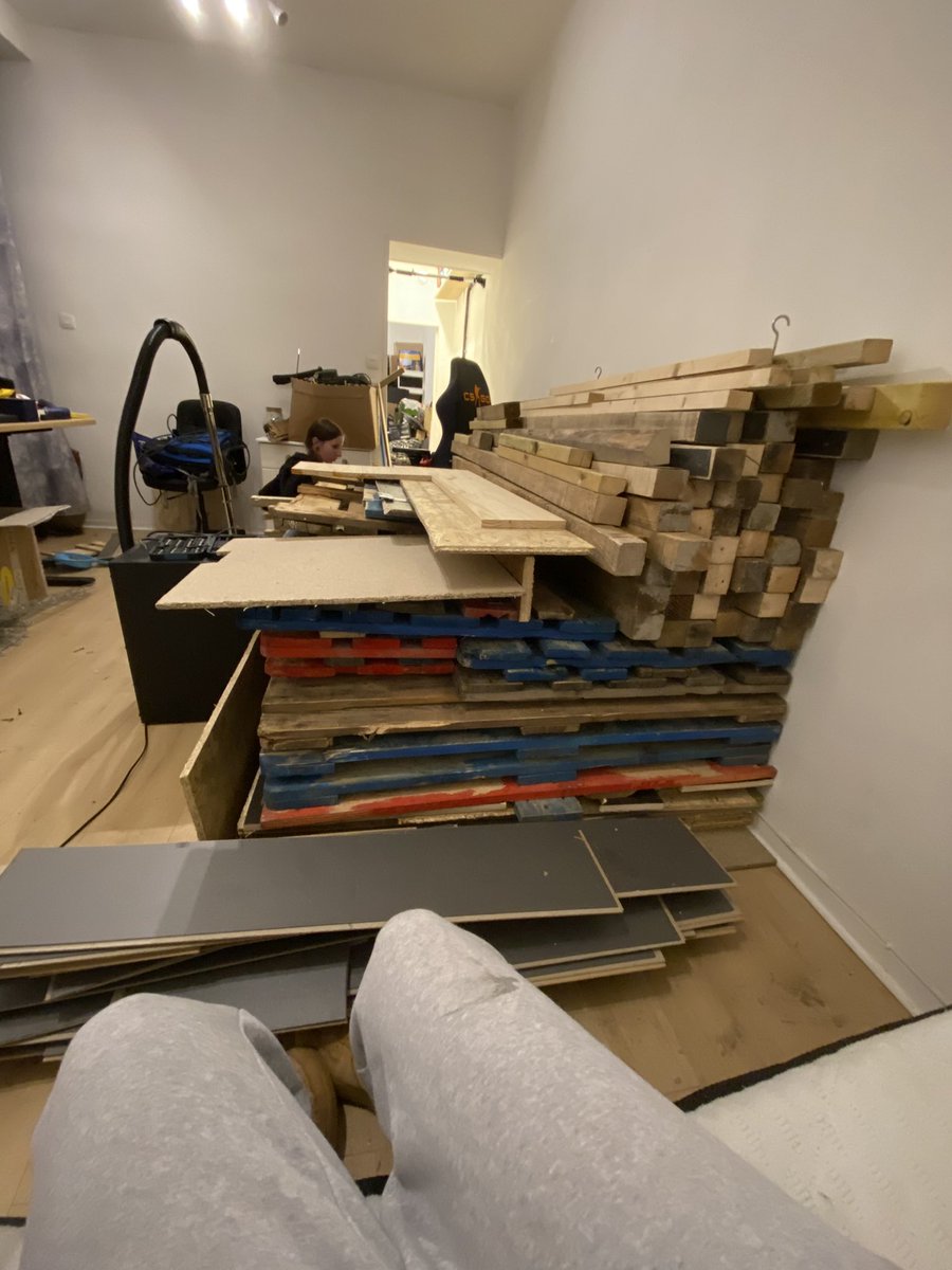 Sayez la StreamBox est demonter. Dans 2 semaine déménagement plus nouveaux bureau ça va être incroyablement styler ! 👀⏳⏳