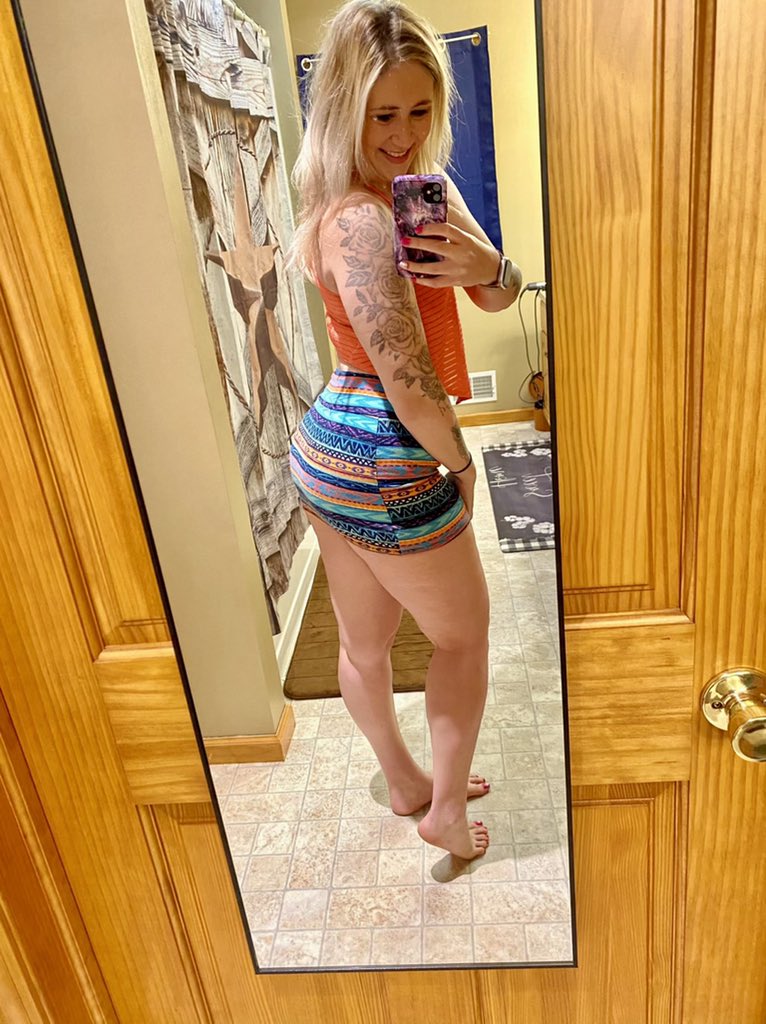 subgirl0831's tweet photo. Can I sit my ass on your face? https://t.co/IX7EnFrBn2