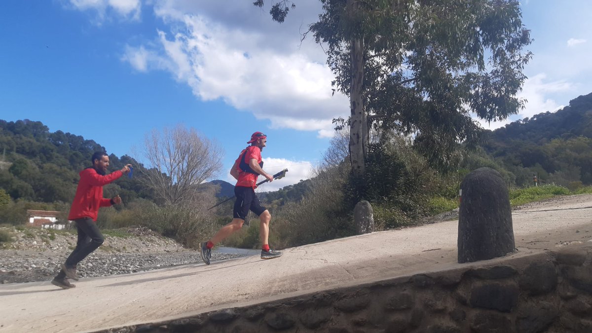 TrailAndalucia's tweet photo. @Elirde @AltraSpain Ya ha hecho la mitad del recorrido #Genal365 Continúan enviadonos imágenes el gran grupo que Nos ayudo en @genal365 #BREAKING15 #BREAKING18
*Cámara Samuel y @TrepaEl 
*Al volante y Logística Germán. 
💪💪💪. https://t.co/DItFPvBCnR