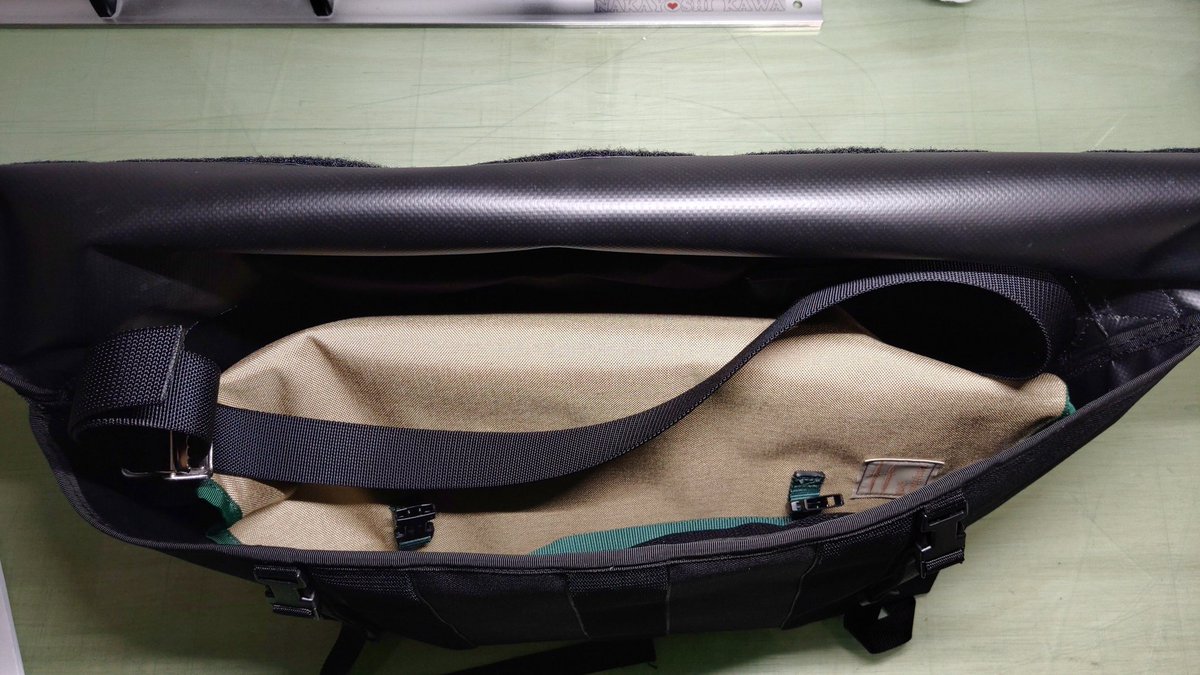 SProtektion's tweet photo. メッセンジャーバッグSの製品サンプルが完成しました。Mの中にすっぽり収まるくらいなので結構小さめです。
W550(底340)H180D200
小さめを探されてた方よろしくです。
カラーや価格など詳細はDMにてお願いいたします。 #SelfProtektion https://t.co/TnodEttAHN