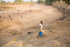 WateraidB's tweet photo. (5) Dans le monde, il est estimé que les femmes et les filles consacrent déjà collectivement près de 200 millions d’heures par an, soit près de 23 000 ans, à marcher pour aller chercher de l’eau. 

#Burkina #Lwili #EauPotable https://t.co/ExiLR6pciE