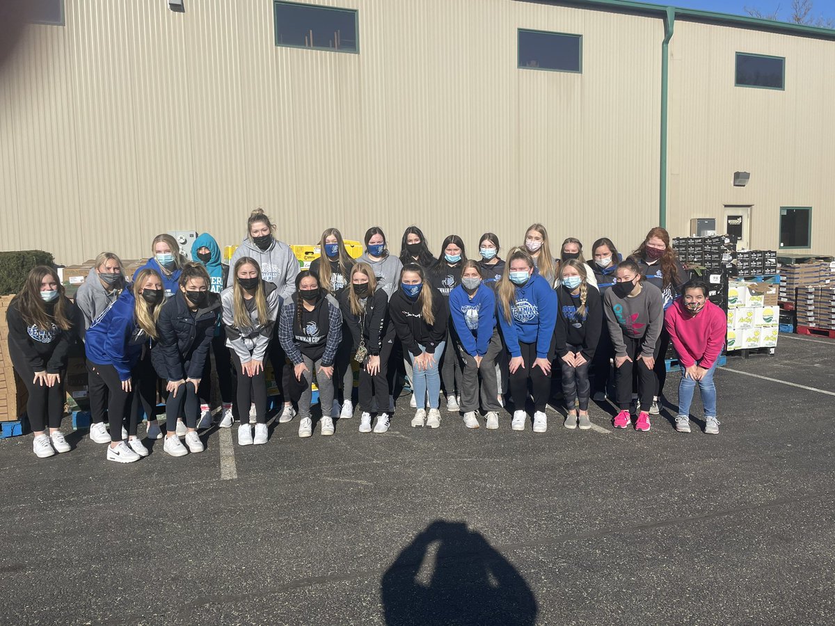 ncchsvball's tweet photo. Newman Volleyball volunteering @ Sauk Valley Food Bank this beautiful Saturday morning!  #givingback @NewmanCCHS https://t.co/PelcHMMxu6