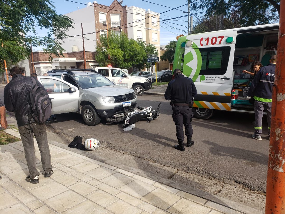 informateaca1's tweet photo. Camioneta choca a una moto que se encontraba esperando el cambio de semáforo
#Ciudad #Choque #Colision #Informateaca #Noticias #Semaforo
https://t.co/bbeFtH2yrR https://t.co/u3ozcVg3GG https://t.co/ntUBxETihc