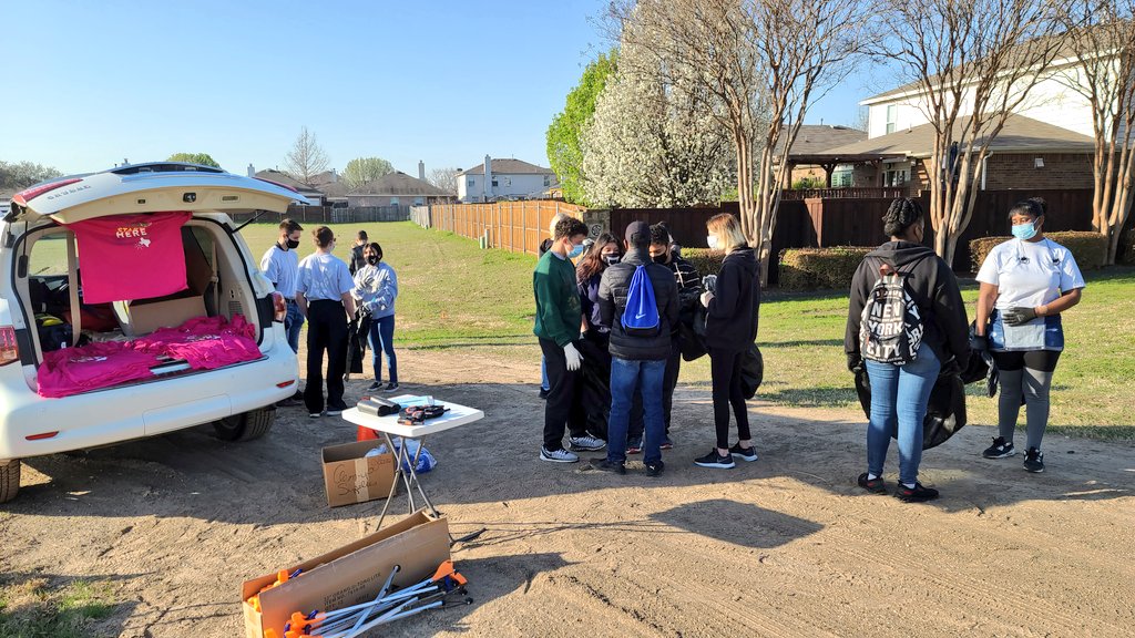 msgtraemhild's tweet photo. AFJROTC TODAY:  Cadets conducting Community Service @ the 2021 FTW Cowtown Cleanup! Great Job cadets!#WeRSaginaw #aimhigh #jrotcrocks #cowtowncleanup2021 https://t.co/VD3l0DjI2f