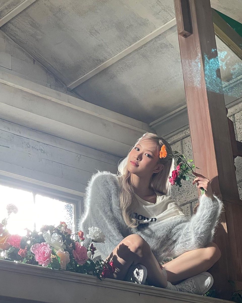 deepbleurose's tweet photo. Blinks! We hit 100M views on the ‘On The Ground’ music video!!! Thank you thank you thank you✨ We all worked extremely hard to shoot this music video so I’m glad you guys are enjoying it :) Here are some pictures and videos @soooyaa_ took for me on set. https://t.co/B9AZ7WjXTF