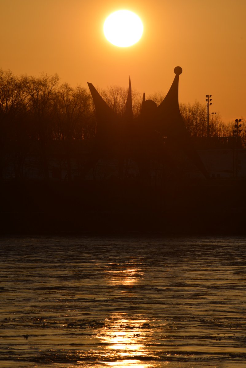 I went to #Montréal's Old Port to capture the #SpringEquinox sunrise with #AlexanderCalder's 'Man - 3 Disks' sculpture on Ile Sainte-Hélène.

Happy #VernalEquinox & Happy #Nowruz to #Persians-#Iranians & #Zoroastrians!

#NowruzMubarak #Nowruz2021 #MontrealMoments #MTLmoments