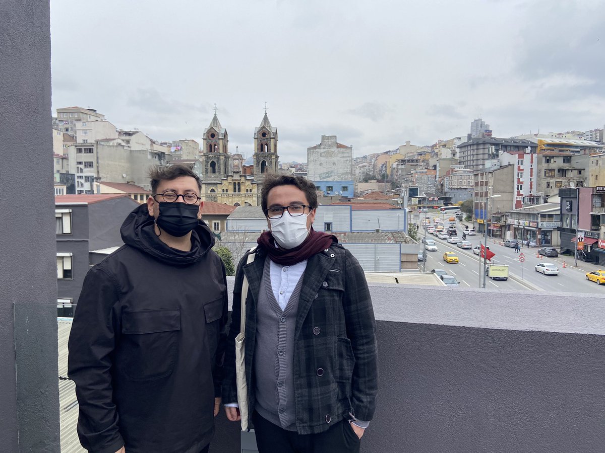 kult_kagan's tweet photo. Sergi gezisi ve keyifli sohbet için çok teşekkürler. Röportajımız yakında @argonotlar’da. (İnanmayan olursa diye Nasa kimliğini de gösterdi 😬) @refikanadol https://t.co/pwG43kWeAA