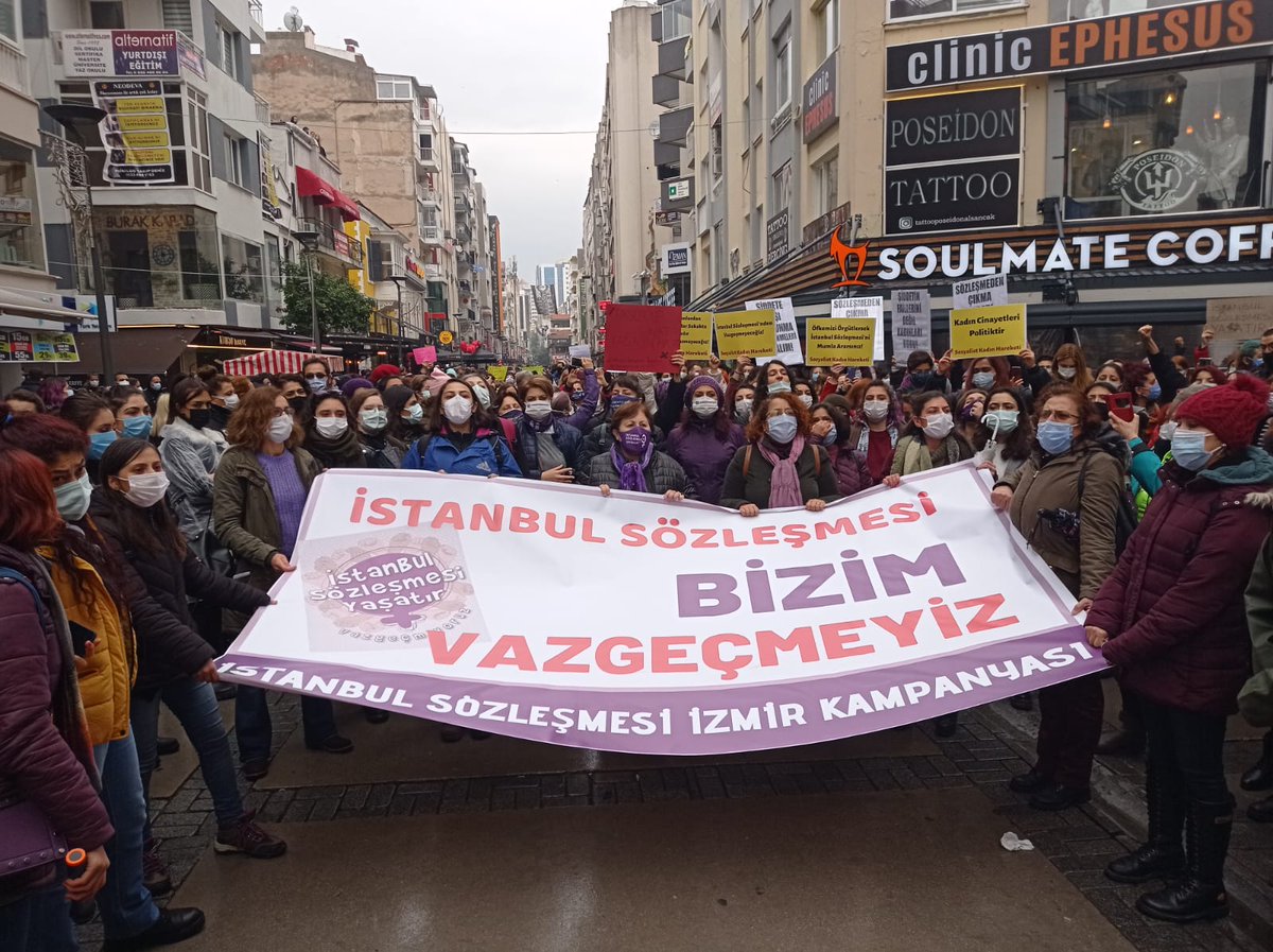BirGun_Gazetesi's tweet photo. Kadınlar, İstanbul Sözleşmesi'nin feshedilmesine karşı Türkiye'nin birçok yerinde sokağa çıktı: Kararı geri çek, sözleşmeyi uygula!
https://t.co/FBIyBwIBxF https://t.co/C333TR9RFA