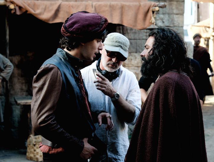theborgiasit's tweet photo. Turner on set with Pierparolo Spollon 
➡️ https://t.co/XC2RSlM7un
Spollon as Michelangelo
➡️ https://t.co/JJMTZgXJrp 
#LeonardoSeries #Leonardo https://t.co/lhHDlGF4C3