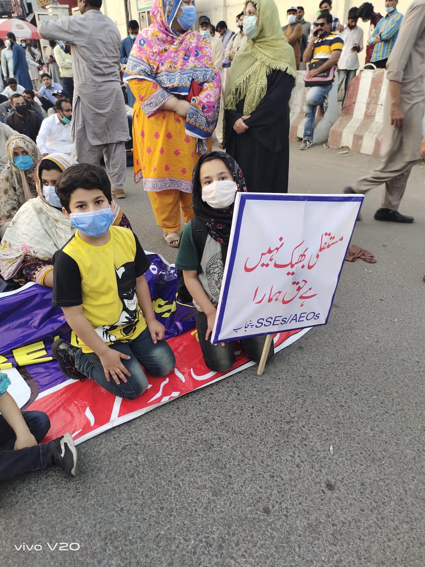 KafeelAhmadKh19's tweet photo. SSEs have vital role in SECONDARY Wing and AEOs are legends in Elementary wing. But unfortunately both are being deprived of their basic right. 
#19thMarchLahoreDharna
#NoPPSCforNTSRecruited
#RegulariseSSEsAEOs
@RajaBasharatLAW  
@UsmanAKBuzdar 
@ImranKhanPTI  
@DrMuradPTI https://t.co/qcYdZjZDRm