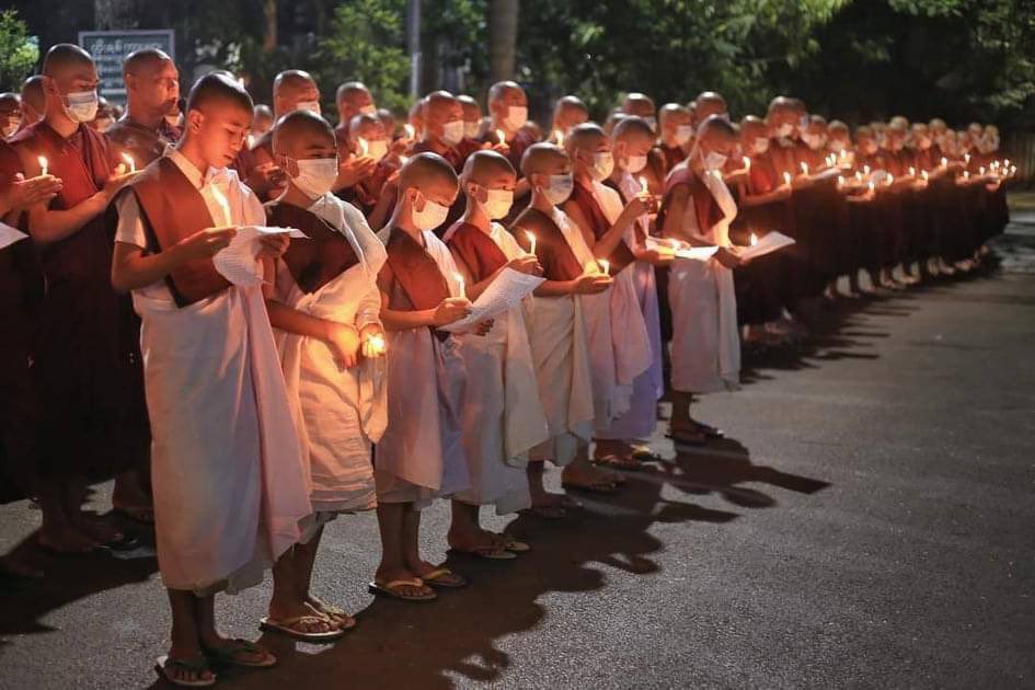 Monks &amp; nuns of Mandalay Maha Gandnayone monastery lit candles and offered prayers for those killed in the anti-military protests.
SUPPORT FEDERAL DEMOCRACY
#WhatsHappeningInMyanmar  #Mar20Coup