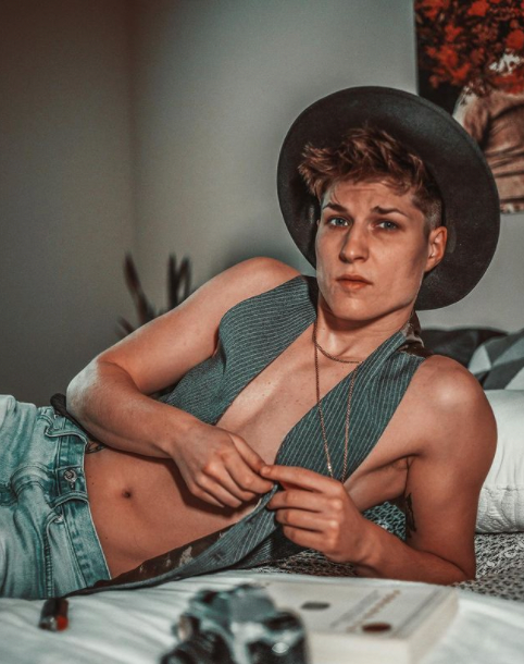 wearmnstrm's tweet photo. First up we have Elise Applegate (@elisedont on insta). Check out her badass style, photography, and  workout inspo in our interview: 

https://t.co/nOBG4UjH1n

#tomboystyle #androgynous #androgynousfashion #lgbtqfashion #lesbianstyle #lesbianlifestyle #queerfashion #tomboyoutfit https://t.co/PhzrZGpiq0